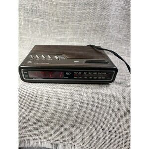 GE Digital Clock Radio 7-4612A Woodgrain AM FM Alarm Snooze Vintage Tested